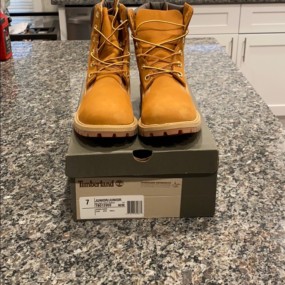 6in Timberland Wheat - Size 7 in Men/ 9 in Women
